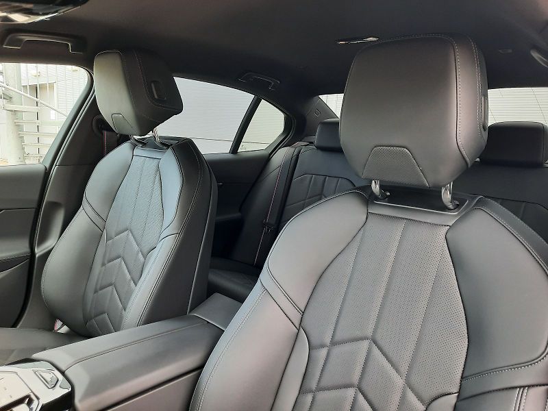 BMW Řada 5 (2025) 540d xDrive Sedan M Sport - fotka 15 z 17