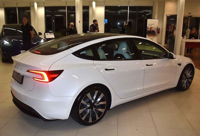 Tesla slibuje, že objednané exempláře nové verze Modelu 3 dorazjí ze Šanghaje během 2 až 6 týdnů