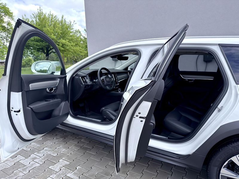 Volvo V90 CC B5 AWD (benzín) //REZERVACE - fotka 10 z 46