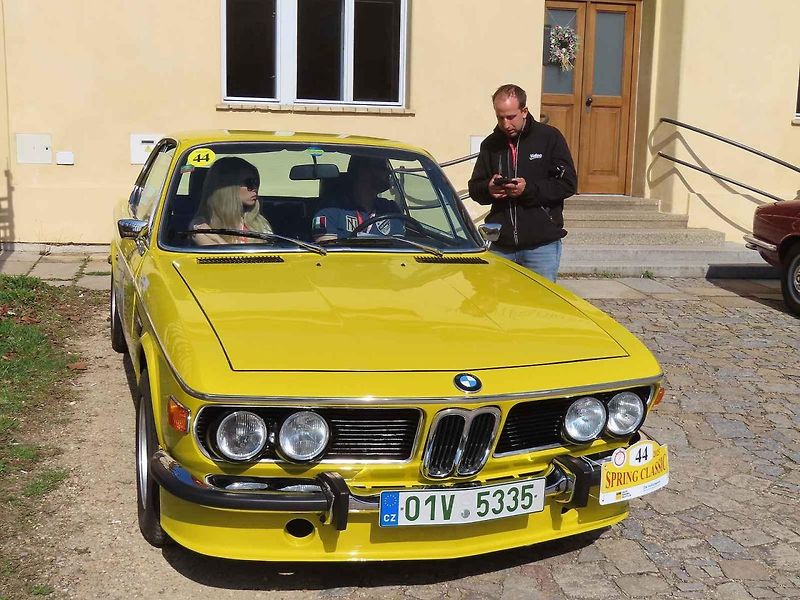 Michal a Jonáš Pavlíčkovi na startu. Rallye Spring Classic startovalo v sobotu 12. dubna dopoledne z jihočeského Tábora. Na trasu 231 kilometrů vyrazilo 100 posádek.