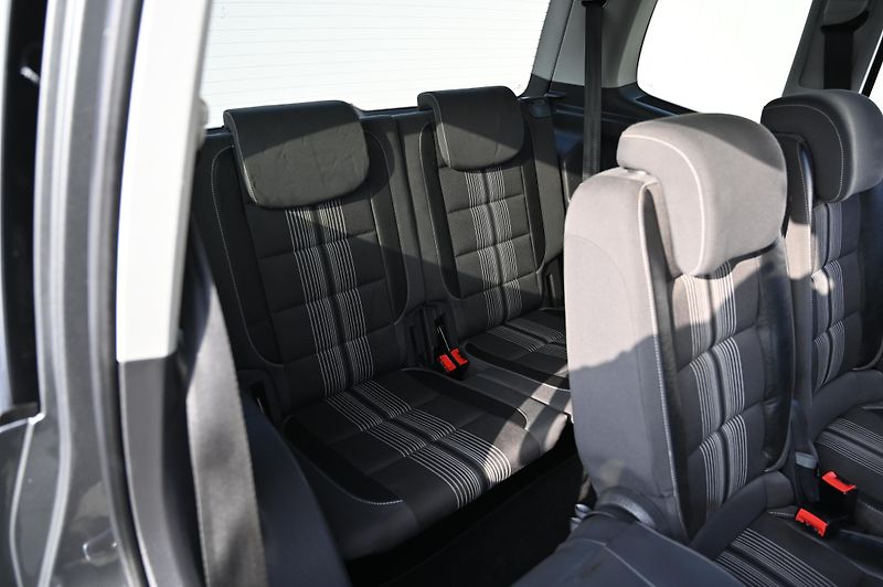 Volkswagen Touran 2.0TDI 103KW Match 7Míst 11/12 - fotka 30 z 49