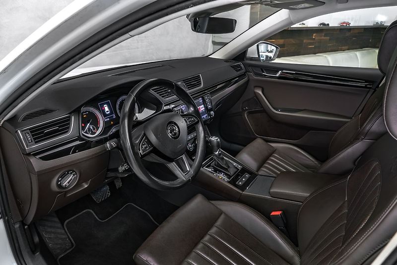 Škoda Superb Combi 2,0TSI L&K 4x4 DSG - fotka 11 z 26