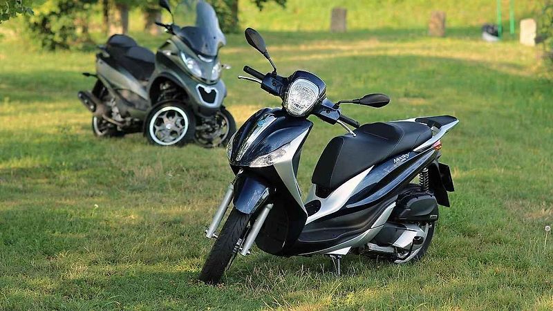 Piaggio MP3 500ie Sport LT (vlevo) a Piaggio Medley 125ie.