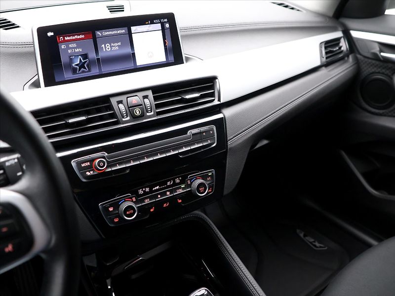 BMW X2 1,5 18i 100kW sDrive CZ - fotka 23 z 36