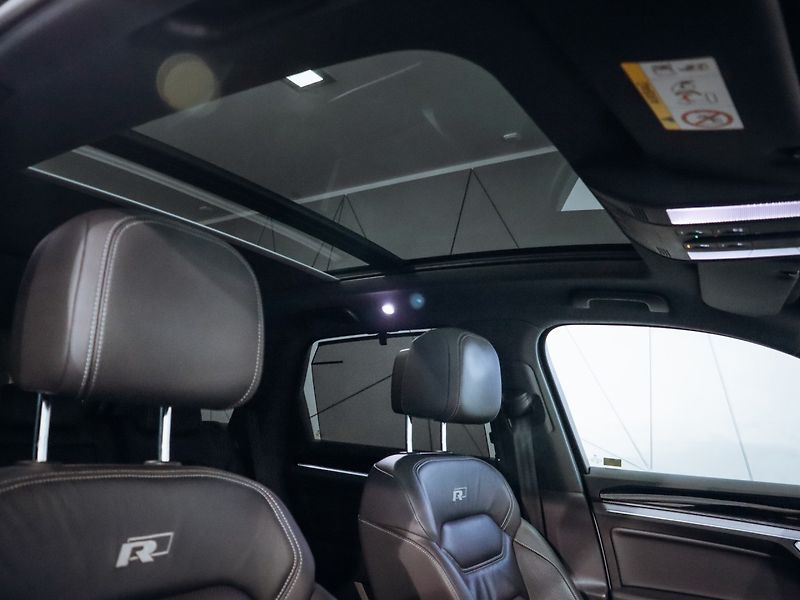Volkswagen Touareg 3.0TDI V6 R-line 210 kW - fotka 25 z 31