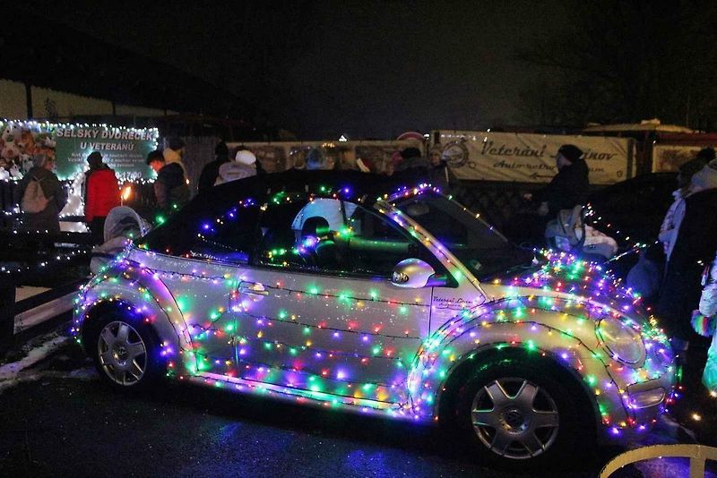 Popáté byly v Auto-retro-muzeum Veteráni Litvínov zahájeny Vánoce u Veteránů. Světýlky jsou osvětlena nejen auta, ale i přilehlý selský dvoreček.
