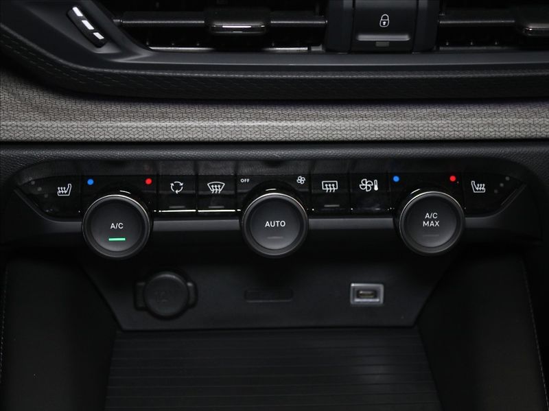 Citroën C5 X 1,6 PT 133kW Shine Paměť 31tkm - fotka 17 z 27