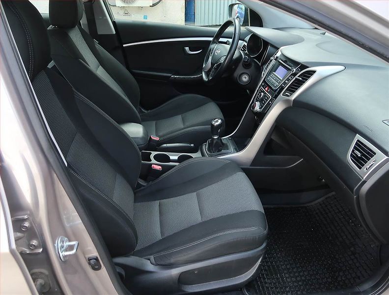 Hyundai i30 (2016) 1.6 MPI, Serv.kniha, Tempomat - fotka 9 z 17