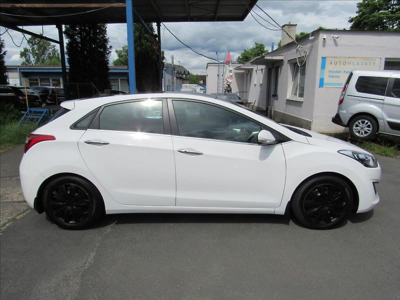 Hyundai i30 1,6 GDI 99kW Automat - fotka 8 z 32