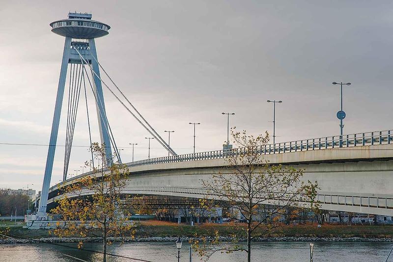 Most Slovenského národního povstání je dominantou Bratislav. Vévodí mu restaurace na hlavici pylonu ve výšce 85 metrů, která dnes nese název UFO. Je spojená s vyhlídkovou plošinou, z níž je za dobré viditelnosti možné dohlédnout až sto kilometrů daleko.