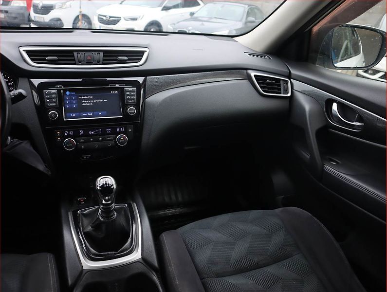 Nissan X-Trail (2015) Tekna 1.6 dCi, 7 míst - fotka 8 z 23