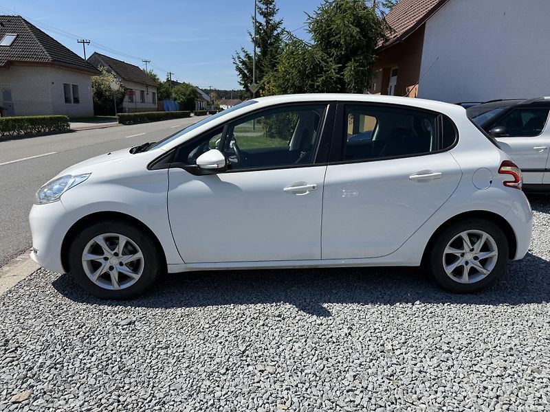 Peugeot 208 1.2i 60 KW ALU SERVIS. - fotka 2 z 13