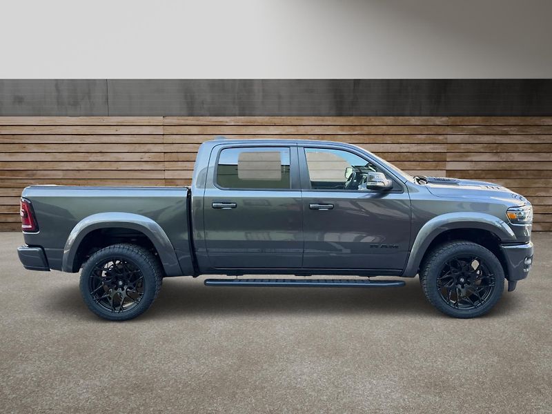Dodge RAM (2020) +HEMI+OFFROAD PAKET+LOOK26+ - fotka 2 z 23