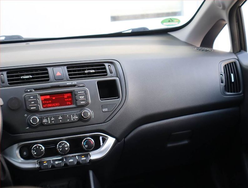 Kia Rio (2013) 1.4 CVVT, Serv.kniha, Tempomat - fotka 8 z 15