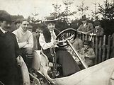 Mercedes Jellineková (1889–1923) ve voze Mercedes během velké ceny v roce 1906