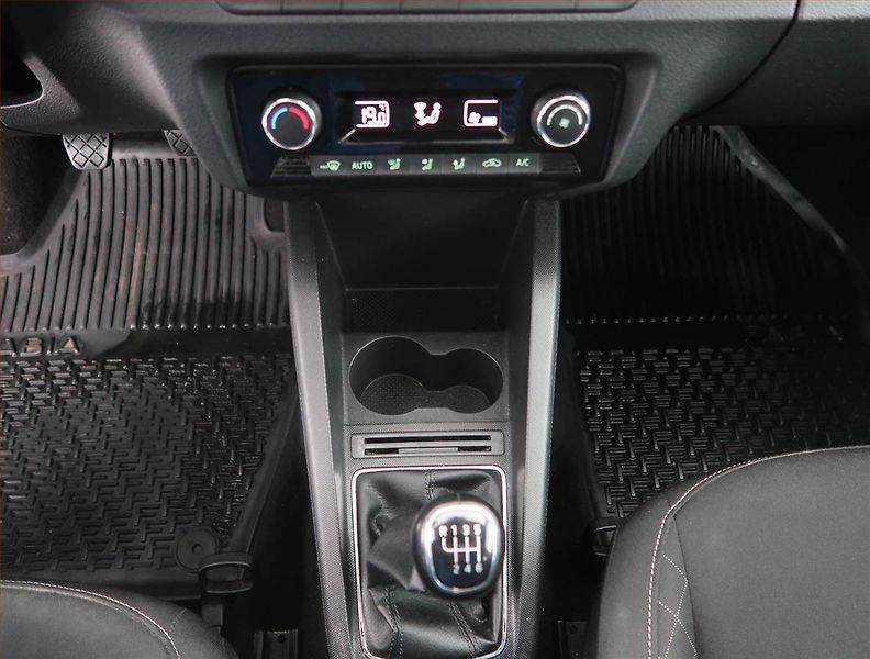 Škoda Fabia (2018) Style 1.0 TSI, Navi, Tempomat - fotka 13 z 20