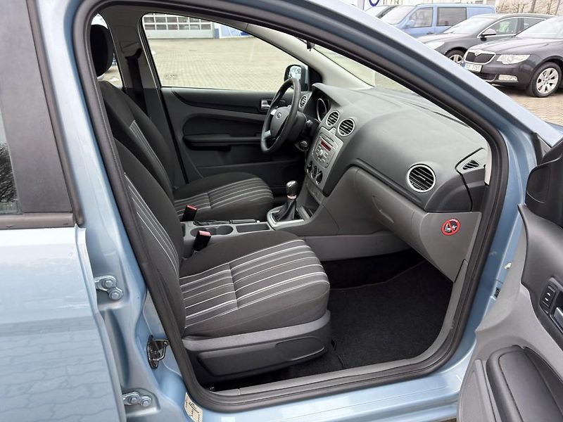 Ford Focus 1.6i 85 kW klima - fotka 11 z 15