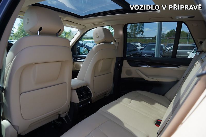 BMW X5 xDrive 40e 250kW Panorama - fotka 11 z 13
