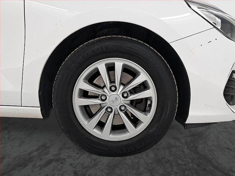 Hyundai i30 (2018) 1.6 CRDi, Park. senzory - fotka 14 z 18