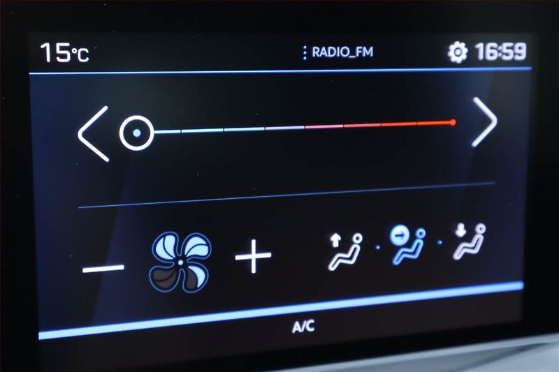 Peugeot 2008 (2020) 1.2 PureTech, Serv.kniha - fotka 16 z 24
