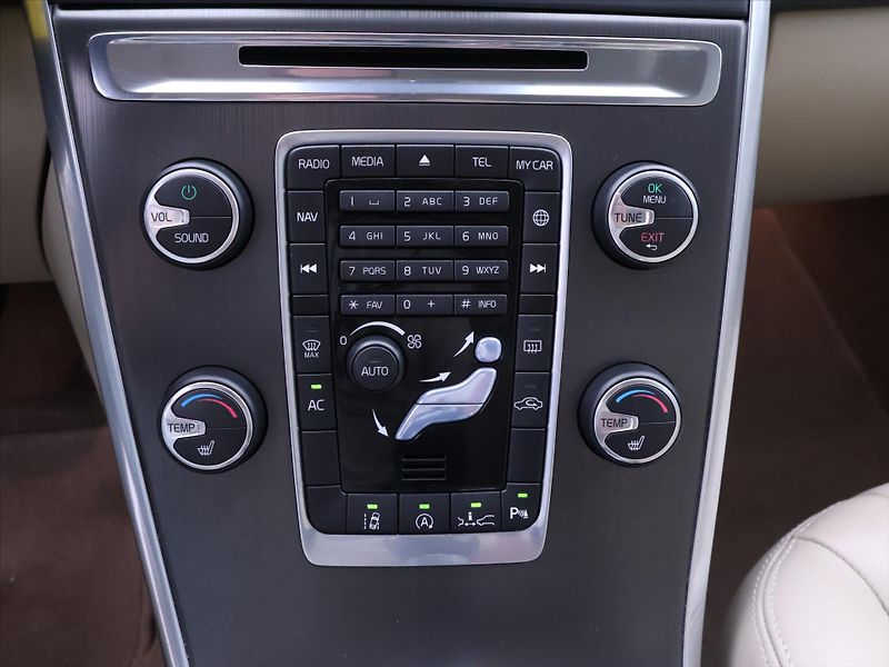 Volvo XC60 2,0 D3 100kW Summum Serv.Kniha - fotka 20 z 28