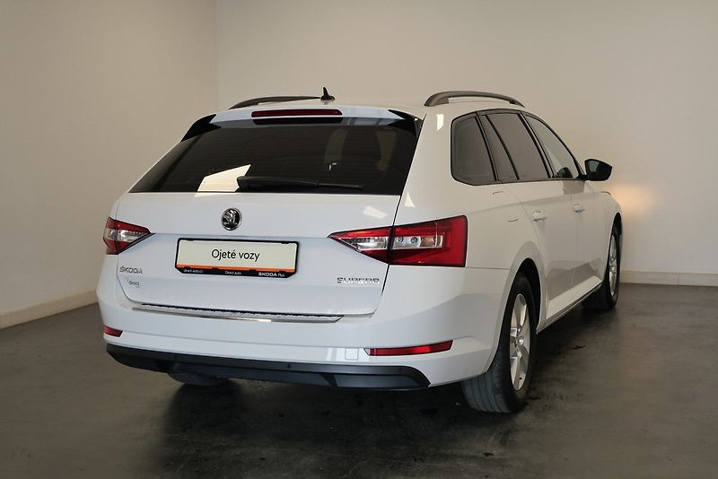Škoda Superb - fotka 2 z 24