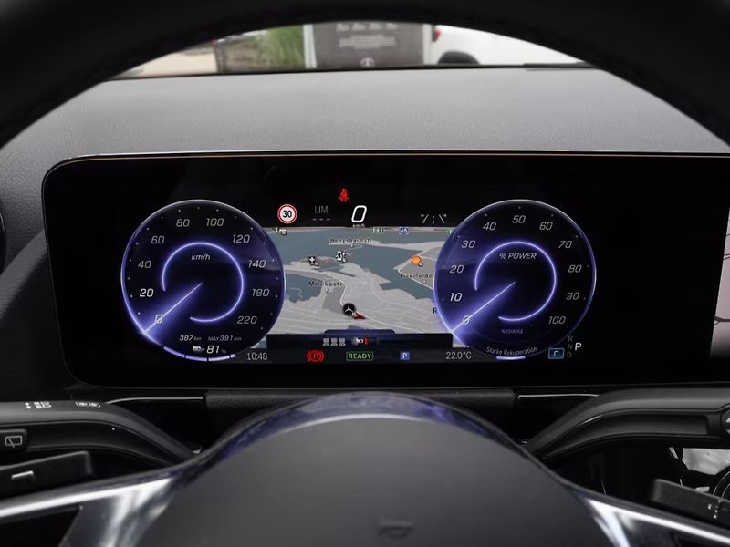 Mercedes-Benz EQA 300 4M Progressive Kam LED Nav - fotka 10 z 16