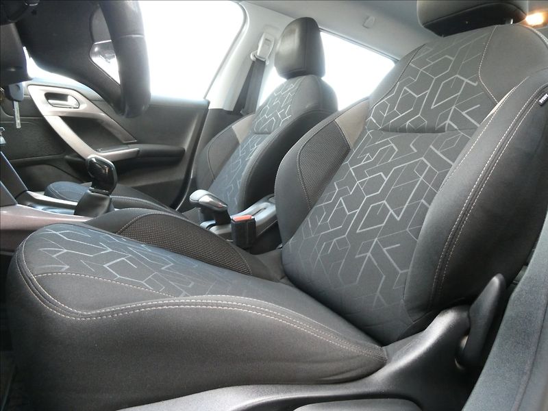 Peugeot 2008 1,2 PureTech 60kW - fotka 31 z 38