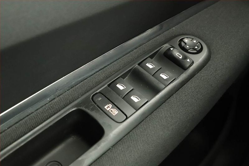 Peugeot 3008 (2012) 1.6 HDi, Navi, Tempomat - fotka 9 z 14