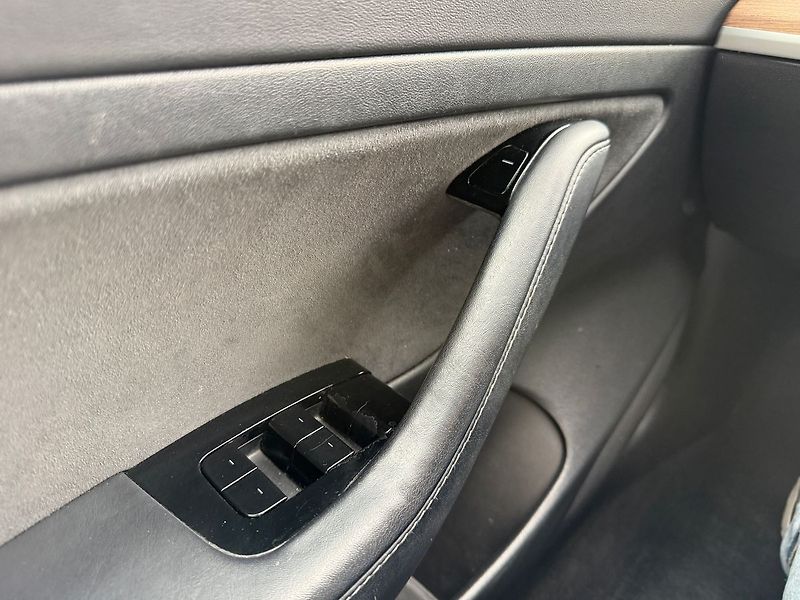 Tesla Model 3 SR Plus REZERVACE - fotka 34 z 39