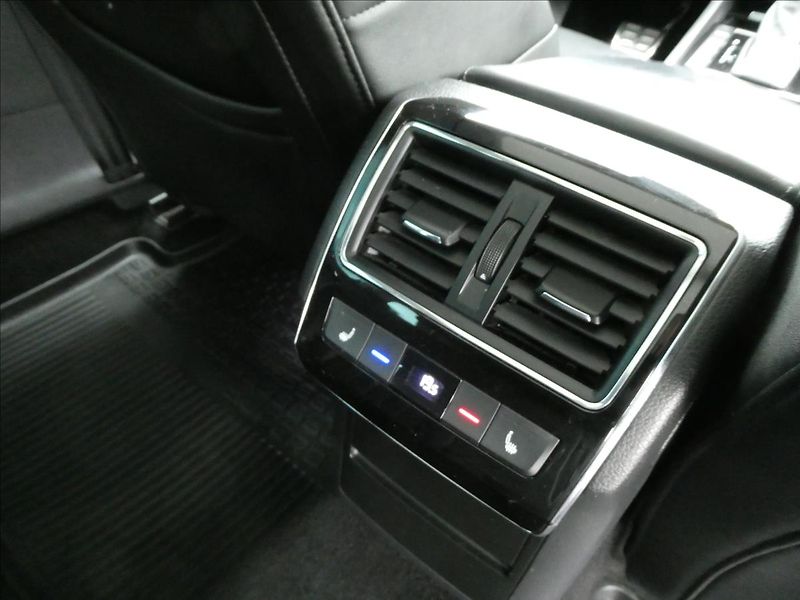 Škoda Superb 2,0 TDI 140kW 4x4 DSG Laurin&K - fotka 36 z 56