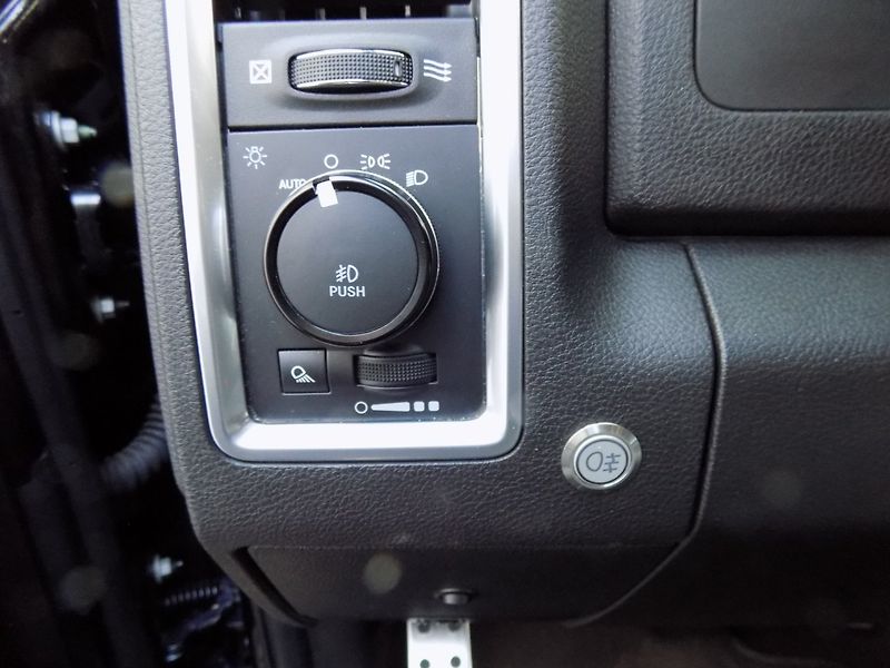 Dodge RAM 1500 (2022) 5.7 HEMI/CREW CAB/ČR/DPH/LED/ - fotka 22 z 40