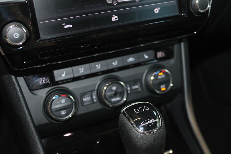 Škoda Superb TDi DSG 4x4 L&K ACC/Canton - fotka 13 z 31