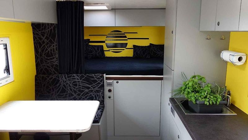 Automobil si umí poradit i s těžším terénem