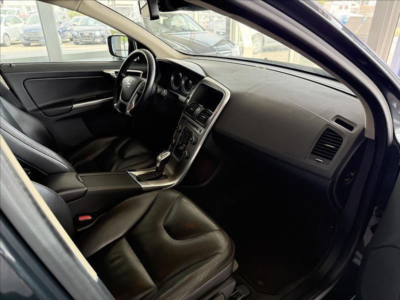 Volvo XC60 2,0   SERVISNÍ KNÍŽKA - fotka 8 z 23