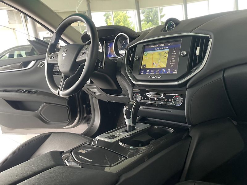 Maserati Ghibli SQ4 302kW*V6*KeyLess*TopStav - fotka 9 z 38
