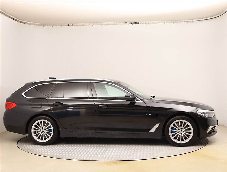 BMW Řada 5 (2019) Luxury Line 530d xDrive, 4X4 - fotka 6 z 25