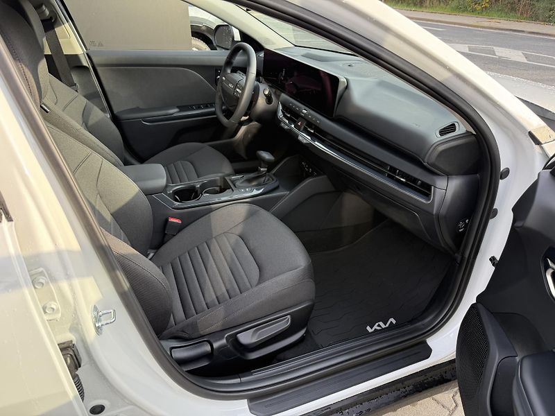 Kia K4 Sportswagon (2026) EXCLUSIVE 1.6 T-GDI 7DCT ALU17 - fotka 13 z 18