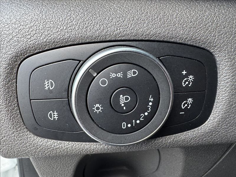 Ford Transit Custom 2,0 TDCi L1H1 DPH 1.maj ČR - fotka 33 z 50