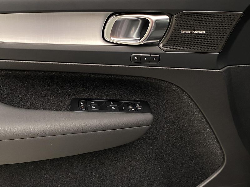 Volvo XC40 B3 AUT DARK PLUS - fotka 26 z 62