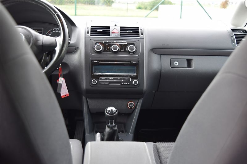 Volkswagen Touran 1,6 d 77KW BIXENON TAŽNÉ - fotka 20 z 40