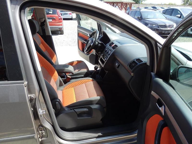 Volkswagen Touran 1,4TSi CROSS DIGI KLIMA - fotka 12 z 16