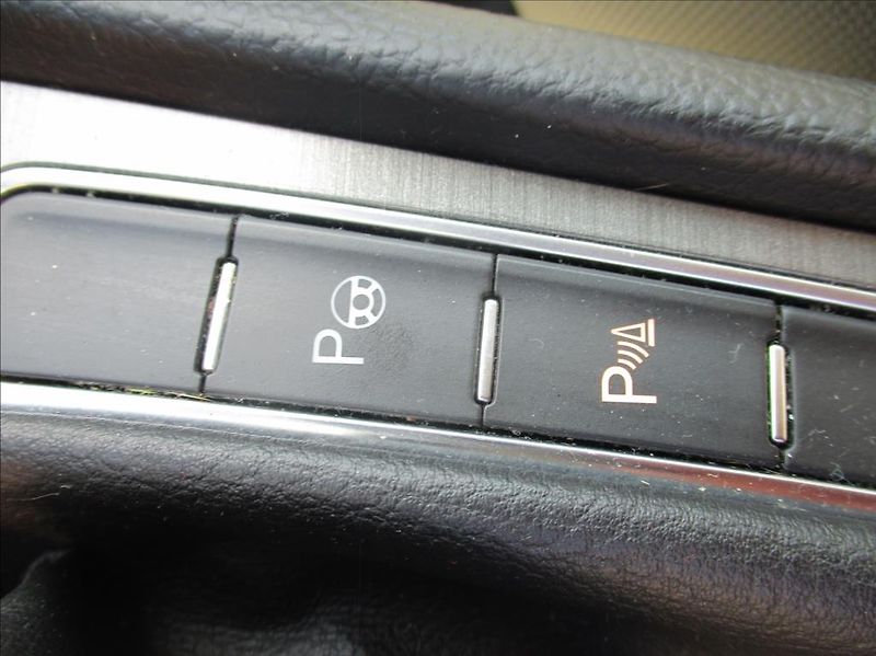 Volkswagen Golf 1,2 TSI,NAVI,digiklima,servis, - fotka 17 z 36