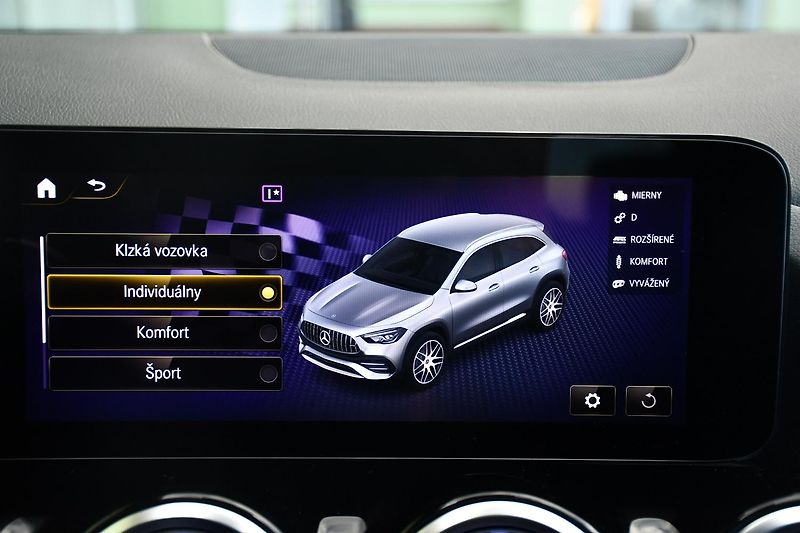 Mercedes-Benz GLA 45S AMG 4MATIC+PANO - fotka 32 z 53