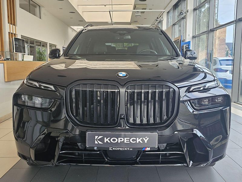 BMW X7 xDrive40d - fotka 2 z 36