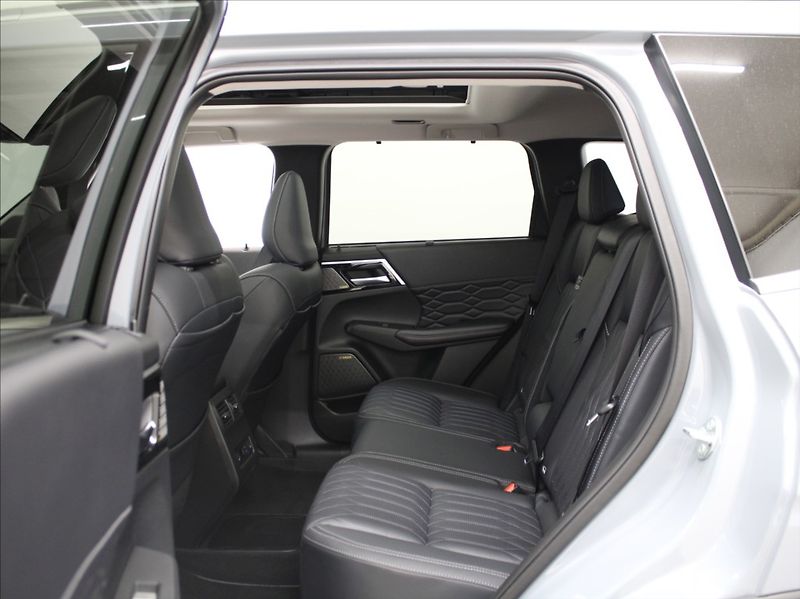 Mitsubishi Outlander 2,4 PHEV AWD Instyle 12tkm! - fotka 7 z 31