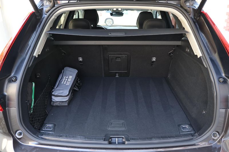 Volvo XC60 (2025) Core, B5 AWD, rezervace - fotka 19 z 21