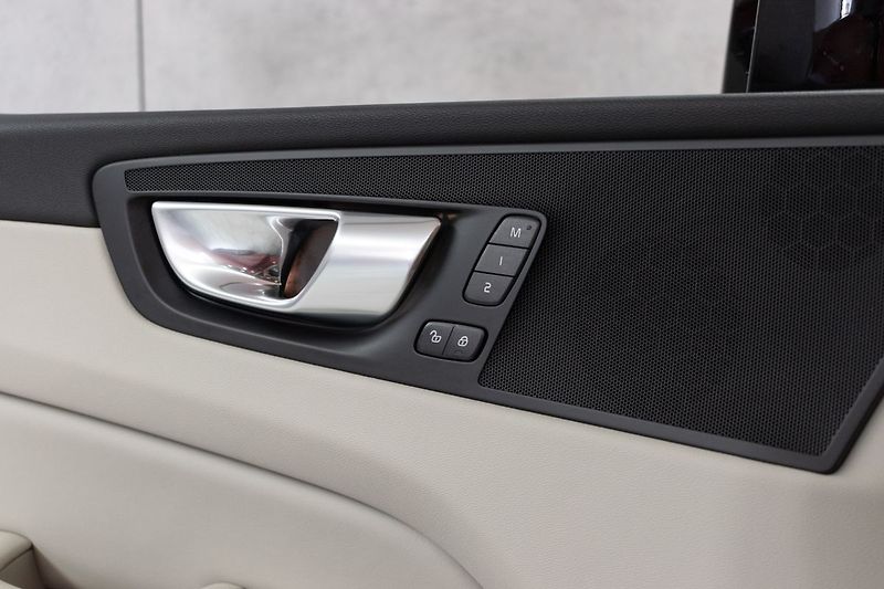 Volvo XC60 B5 184kW DARK PLUS*DPH*ČR 1.M* - fotka 17 z 39