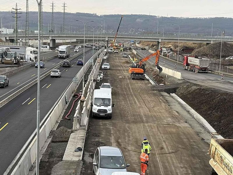 Nová přeložka silnice I/16 má zlepšit dopravní situaci mezi Mladou Boleslaví a Jičínem. Povede od přestavované mimoúrovňové křižovatky Kosmonosy na D10.