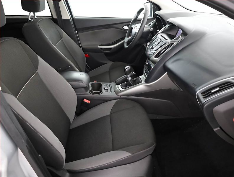 Ford Focus (2014) 1.6 TDCi, Park. senzory - fotka 7 z 18